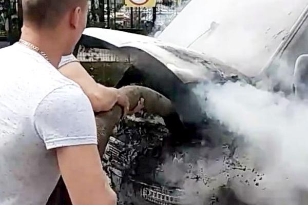 Загоревшийся фургон потушили фекалиями из ассенизатора: видео